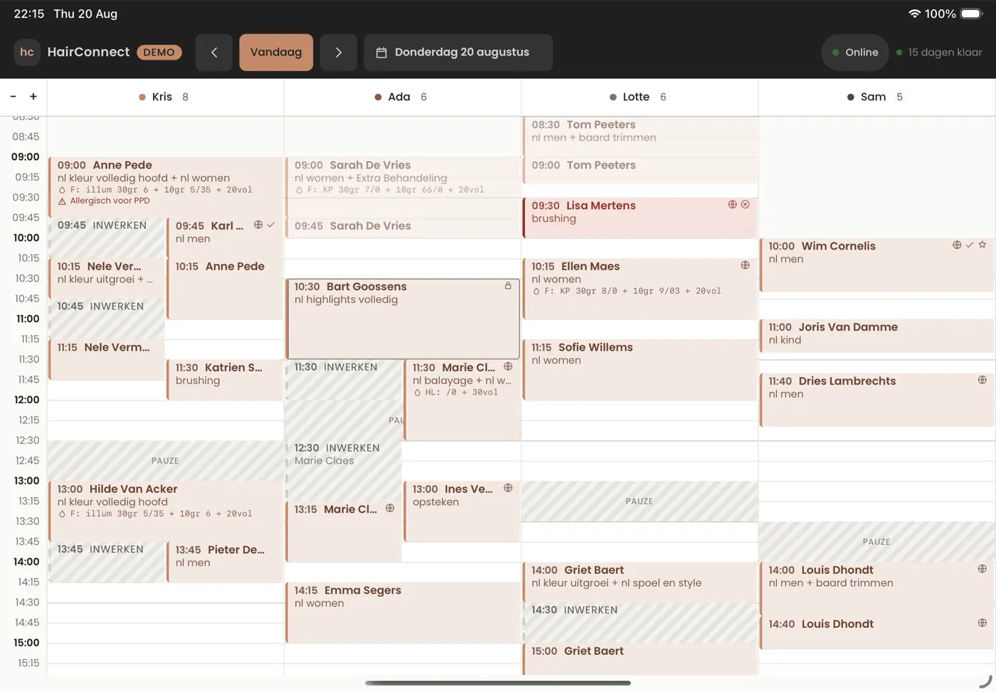 De agenda van HairConnect als app op een iPad: vier kolommen met medewerkers, afspraken in koper en gearceerde blokken voor de inwerktijd.
