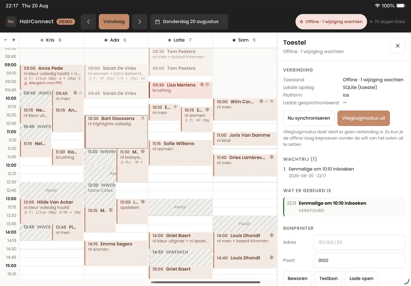 Dezelfde agenda met het toestelpaneel open: de app staat offline, er wacht één wijziging in de wachtrij en het verslag toont dat ze verstuurd is.