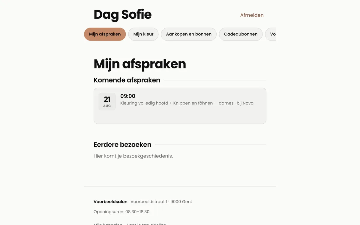 Het klantenportaal van HairConnect: een komende afspraak met datum, uur, de gekozen diensten en bij wie, en tabbladen voor kleur, aankopen en cadeaubonnen.