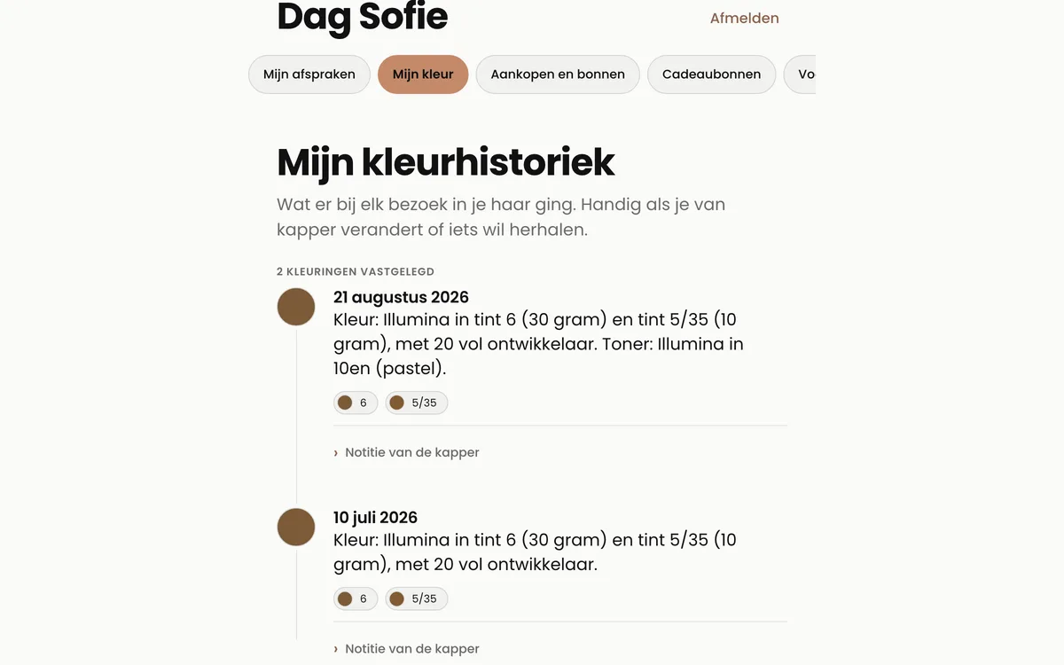 De kleurhistoriek in het klantenportaal van HairConnect: per bezoek de formule uitgeschreven in gewone taal — merk, tint, aantal gram en de ontwikkelaar — met een kleurstaal per tint ernaast.